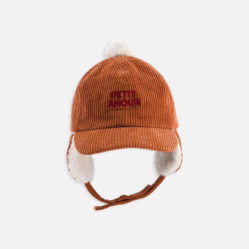 Chapka für Babys & Kinder aus Cord in Karamell mit roter Petit Amour Stickerei, Kunstfellfutter und Bommel.