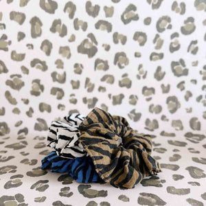 Rose in April Scrunchie | Imprimé zèbre Greige