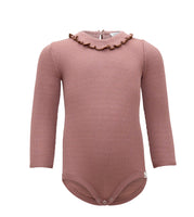 „minimalisma Babybody ‚Beauty‘ in Antique Rose – Kurzarmbody aus Seide-Baumwolle, flach liegend auf hellem Hintergrund“