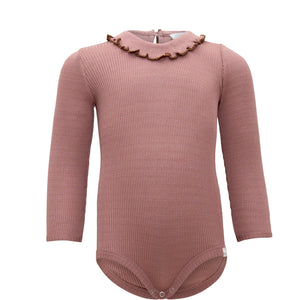 „minimalisma Babybody ‚Beauty‘ in Antique Rose – Kurzarmbody aus Seide-Baumwolle, flach liegend auf hellem Hintergrund“