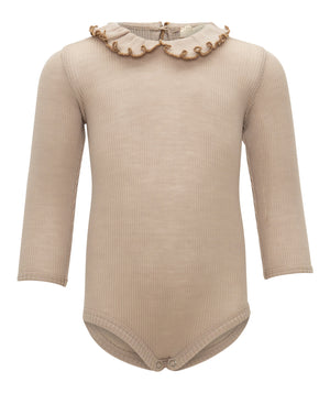 „minimalisma Babybody ‚Athena‘ in Beige mit gerafftem Peter-Pan-Kragen – langärmliger Merino-Body, flach liegend auf hellem Hintergrund“