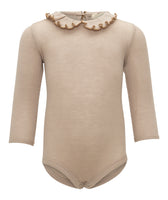 „minimalisma Babybody ‚Athena‘ in Beige mit gerafftem Peter-Pan-Kragen – langärmliger Merino-Body, flach liegend auf hellem Hintergrund“