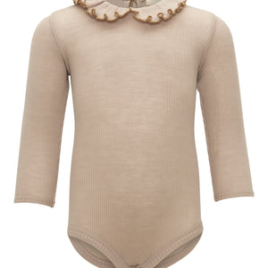 „minimalisma Babybody ‚Athena‘ in Beige mit gerafftem Peter-Pan-Kragen – langärmliger Merino-Body, flach liegend auf hellem Hintergrund“