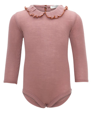 „minimalisma Babybody ‚Athena‘ in Rose mit gerafftem Peter-Pan-Kragen – langärmliger Merino-Body, flach liegend auf hellem Hintergrund“