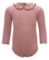 „minimalisma Babybody ‚Athena‘ in Rose mit gerafftem Peter-Pan-Kragen – langärmliger Merino-Body, flach liegend auf hellem Hintergrund“