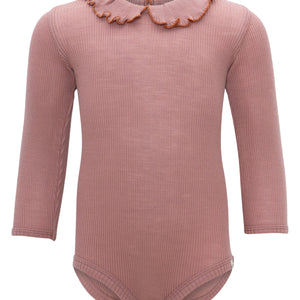 „minimalisma Babybody ‚Athena‘ in Rose mit gerafftem Peter-Pan-Kragen – langärmliger Merino-Body, flach liegend auf hellem Hintergrund“