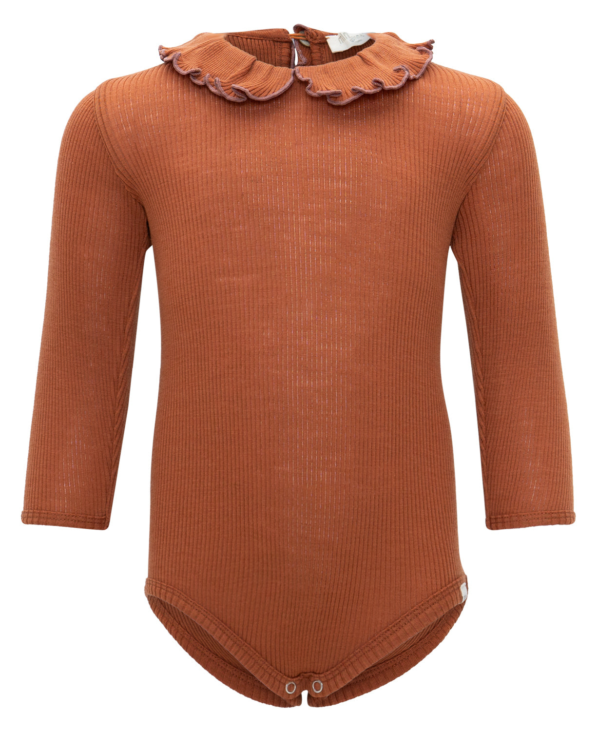 „minimalisma Babybody ‚Athena‘ in Rust mit gerafftem Peter-Pan-Kragen – langärmliger Merino-Body, flach liegend auf hellem Hintergrund“