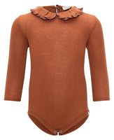 „minimalisma Babybody ‚Athena‘ in Rust mit gerafftem Peter-Pan-Kragen – langärmliger Merino-Body, flach liegend auf hellem Hintergrund“