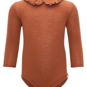 „minimalisma Babybody ‚Athena‘ in Rust mit gerafftem Peter-Pan-Kragen – langärmliger Merino-Body, flach liegend auf hellem Hintergrund“