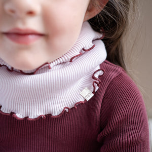 Minimalisma Loop-Schal Merino "Aha" in Peony/Bordeaux – Detailansicht 3