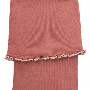 „minimalisma Loop-Schal ‚Birkin‘ in Emerald Antique Red– Kinder-Schlauchschal aus Seide-Baumwolle, weich und nahtlos gestrickt, flach liegend auf hellem Hintergrund“