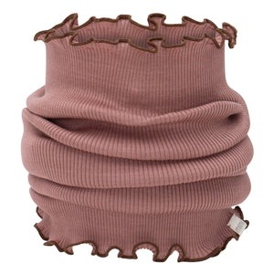 „minimalisma Loop-Schal ‚Birkin‘ in Antique Rose – Kinder-Schlauchschal aus Seide-Baumwolle, weich und nahtlos gestrickt, flach liegend auf hellem Hintergrund“