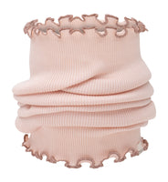 „minimalisma Loop-Schal ‚Birkin‘ in Sweet Rose – Kinder-Schlauchschal aus Seide-Baumwolle, weich und nahtlos gestrickt, flach liegend auf hellem Hintergrund“