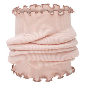 „minimalisma Loop-Schal ‚Birkin‘ in Sweet Rose – Kinder-Schlauchschal aus Seide-Baumwolle, weich und nahtlos gestrickt, flach liegend auf hellem Hintergrund“