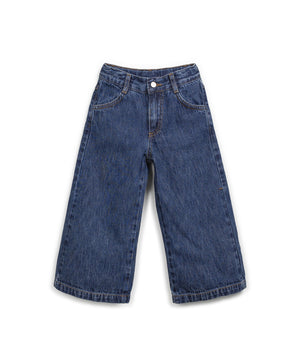 eanshose in Denim mit geradem Bein, Reißverschluss, nickelfreiem Knopf sowie Front- und Gesäßtaschen, hergestellt in Portugal.