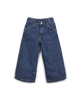 eanshose in Denim mit geradem Bein, Reißverschluss, nickelfreiem Knopf sowie Front- und Gesäßtaschen, hergestellt in Portugal.