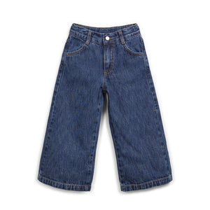 eanshose in Denim mit geradem Bein, Reißverschluss, nickelfreiem Knopf sowie Front- und Gesäßtaschen, hergestellt in Portugal.