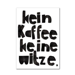 Halfbird Postkarte mit Spruch „Kein Kaffee, keine Witze“ auf mattem Recyclingpapier im DIN A6 Format.