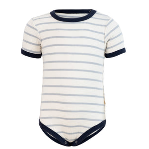 Minimalisma Kurzarmbody „Neve“ Powder Blue Stripes, Bio-Baumwolle, Kurzarm, mit Druckknöpfen und Kontrastabschlüssen