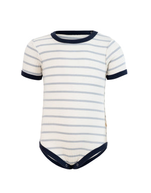 Minimalisma Kurzarmbody „Neve“ Powder Blue Stripes, Bio-Baumwolle, Kurzarm, mit Druckknöpfen und Kontrastabschlüssen