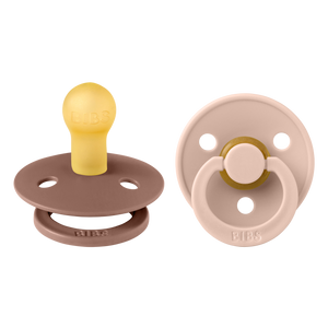 BIBS Colour Round Latex Schnuller 0–6M im 2er Pack Woodchuck/Blush – runder Naturlatex-Sauger mit leichtem, belueftetem PP-Schild.