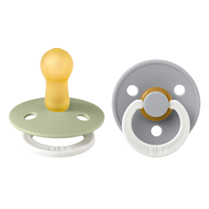 BIBS Colour 2er Pack 6–12 Monate Sage GLOW / Cloud GLOW – runder Latex-Schnuller mit sanftem Schild und leuchtendem Glow-in-the-Dark Effekt.