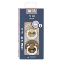 BIBS Colour 2er Pack 0–6 Monate Vanilla GLOW / Dark Oak GLOW – runder Latex-Schnuller mit sanftem Schild und leuchtendem Glow-in-the-Dark Effekt.