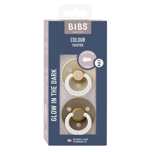 BIBS Colour 2er Pack 6–12 Monate Vanilla GLOW / Dark Oak GLOW – runder Latex-Schnuller mit sanftem Schild und leuchtendem Glow-in-the-Dark Effekt.