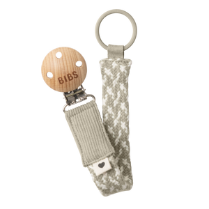 BIBS Pacifier Clip Braided Sand/Ivory – nachhaltiger Schnullerhalter aus Bio-Baumwolle mit nickelfreiem Metallclip und Holzdetails.