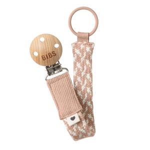 BIBS Pacifier Clip Braided Blush/Ivory – geflochtene Schnullerkette in Rosa/Creme aus Bio-Baumwolle mit nickelfreiem Metallclip und Holzdetails.