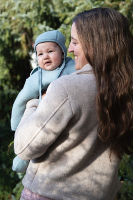 Engel Baby-Häubchen, Schurwolle Fleece in Bergblau Melange – Detailansicht 2