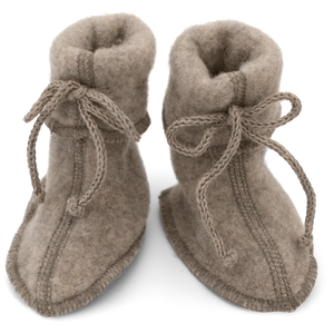 „Engel Baby-Schühchen mit Bändel aus Wollfleece in Walnuss Melange – warme Babyschuhe aus Bio-Merinowolle, nachhaltig & fair hergestellt in Deutschland“