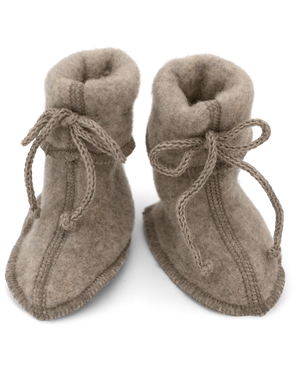 „Engel Baby-Schühchen mit Bändel aus Wollfleece in Walnuss Melange – warme Babyschuhe aus Bio-Merinowolle, nachhaltig & fair hergestellt in Deutschland“
