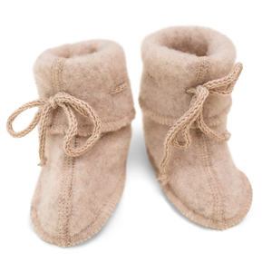 „Engel Baby-Schühchen mit Bändel aus Wollfleece in Sand Melange – kuschelige Babyschuhe aus Bio-Merinowolle, nachhaltig hergestellt in Deutschland“