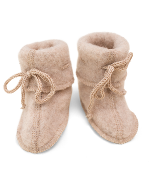 „Engel Baby-Schühchen mit Bändel aus Wollfleece in Sand Melange – kuschelige Babyschuhe aus Bio-Merinowolle, nachhaltig hergestellt in Deutschland“