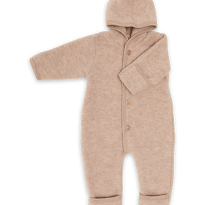 „Engel Wollfleece Overall mit Kapuze in Sand Melange – Baby-Overall aus Merino-Wolle mit Holzknöpfen, nachhaltig produziert in Deutschland“