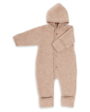„Engel Wollfleece Overall mit Kapuze in Sand Melange – Baby-Overall aus Merino-Wolle mit Holzknöpfen, nachhaltig produziert in Deutschland“