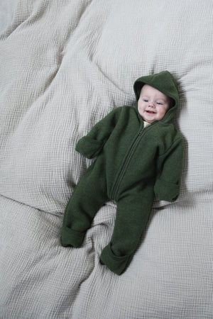 Engel Baby-Kapuzenoverall, mit Knöpfen und Arm- & Beinumschlag, Wolle in Schilf Melange – Detailansicht 2