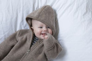 Engel Baby-Kapuzenoverall, mit Reißverschluss, Wolle in Walnuss Melange – Detailansicht 2
