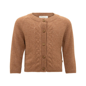 „minimalisma Strickjacke ‚Inka‘ in Camel – weiche Kinder-Strickjacke aus 100 % Merinowolle, mit Knopfleiste, flach liegend auf hellem Hintergrund“