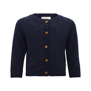 „minimalisma Strickjacke ‚Inka‘ in Dark Blue– weiche Kinder-Strickjacke aus 100 % Merinowolle, mit Knopfleiste, flach liegend auf hellem Hintergrund“