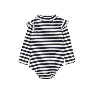 „Búho Body Fancy in Navy mit Streifen, Rüschen an den Schultern, Holzherz-Detail und Druckknöpfen im Schritt – Babybody aus Rippenjersey“