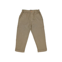 Kinderhose in Kaki aus Baumwolle mit elastischem Bund, Fronttaschen und Gesäßtasche mit Zierlabel