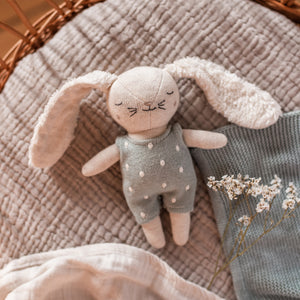 Ava & Yves Rasseln & Greiflinge "Hase mit Anzug" | Puderblau