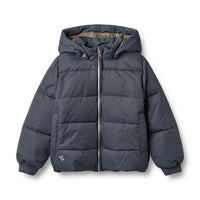 Pufferjacke Cammoe in Ink aus 100% recyceltem Polyester mit abnehmbarer Kapuze, Reißverschluss und Reflektoren