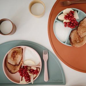 Assiette en silicone Mushie avec ventouse | Cambridge Blue