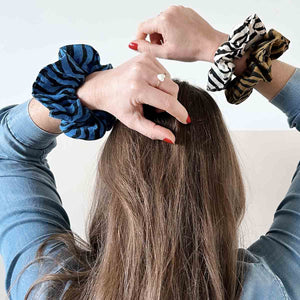 Rose in April Scrunchie | Imprimé zèbre Greige