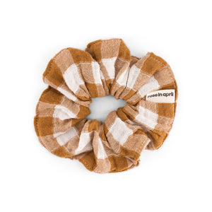 Rose in April Scrunchie CHOUCHOU in Karamell aus Musselin – weiches Haarband
