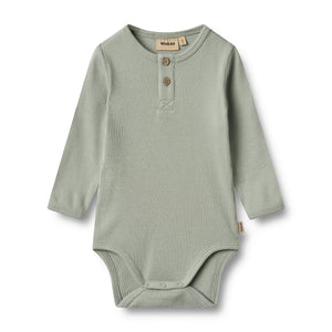 „Wheat Babybody Rib Benny in Morning Mist – weicher Langarmbody aus gerippter Bio-Baumwolle“