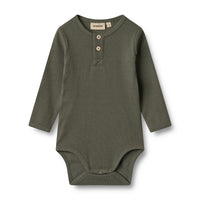 „Wheat Babybody Rib Benny in der Farbe Winter Forest – Babybody aus gerippter Bio-Baumwolle in dunklem Grün“